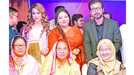 গরবিনী মা সম্মাননায় ভূষিত মমতাজ,  পপি ও  নিশোর মা