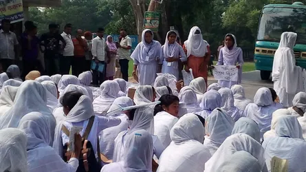 সড়ক দুর্ঘটনায় কলেজ ছাত্রী নিহত, প্রতিবাদে সড়ক অবরোধ