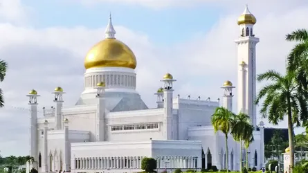সোনায় মোড়ানো সুলতান ওমর আলী মসজিদের গম্বুজ