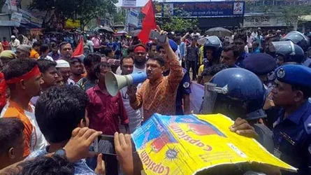 বেতনের দাবিতে শ্রমিকদের ঢাকা-নারায়ণগঞ্জ লিংক রোড অবরোধ