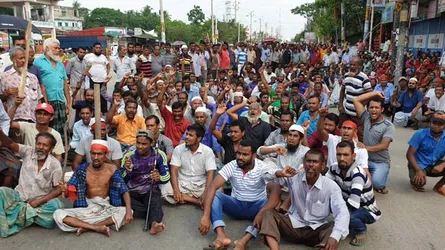 খুলনায় অনির্দিষ্টকালের শ্রমিক ধর্মঘটসহ রাজপথ রেলপথ অবরোধ শুরু
