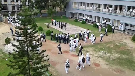 কলেজ ক্যাম্পাসে ছাত্রীকে জড়িয়ে ধরে বখাটে কনক