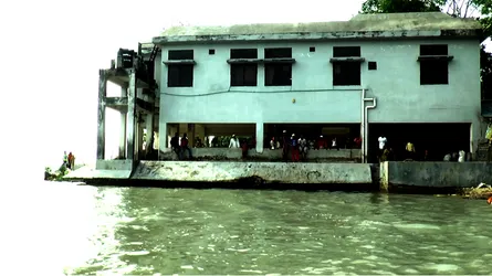 যে কোন সময় বিলিন হতে পারে এই সাইক্লোন সেল্টার
