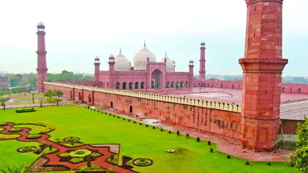 সৌন্দর্য আর মাধুর্যের প্রতীক বাদশাহী মসজিদ