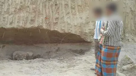 খেলার সময় বালি চাপা পড়ে শিশুর মর্মান্তিক মৃত্যু