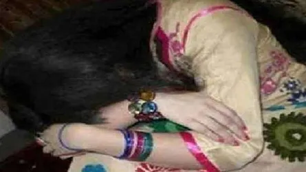 স্কুল ছাত্রীকে বাড়ি থেকে তুলে নেয়ার চেষ্টা