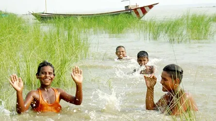 ভ্যাপসা গরমে সর্বত্র হাঁসফাঁস