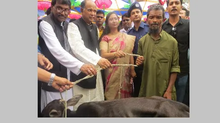 দেবীগঞ্জে ক্ষতিগ্রস্তদের মধ্যে নগদ অর্থ ও গরু-ছাগল বিতরণ করলেন রেলমন্ত্রী