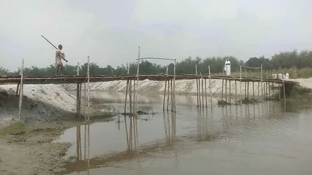 স্বা্ধীনতার ৪৮ বছরেও একটি সেতুর স্বপ্ন পূরণ হয়নি ৫ গ্রামের মানুষের