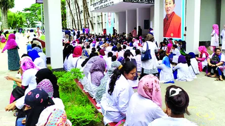 ছাত্রীর শ্লীলতাহানির প্রতিবাদ  ময়মনসিংহ মেডিক্যালে ১১ দফা দাবিতে অবস্থান কর্মসূচি পালন