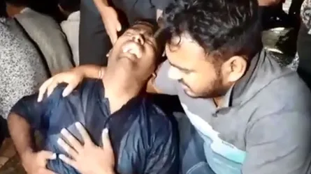 নিজ দলের কর্মীদের মারধরে আহত ছাত্রলীগ নেতার কান্নাকাটি (ভিডিও)