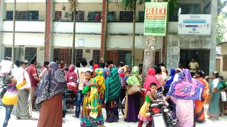 ফুলবাড়ীতে ভিজিডি’র সঞ্চয়ের টাকা না পেয়ে ইউএনও অফিস ঘেরাও