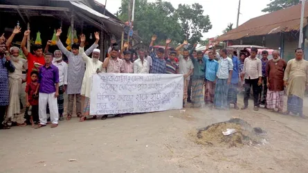 রাস্তায় ধান ফেলে আগুন দিল কৃষকরা