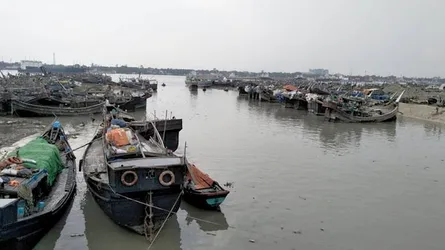 উপকূলের কয়েক লাখ জেলে পরিবারে দুঃসহ জীবন