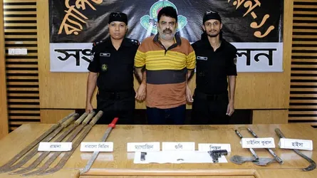 বিদেশী পিস্তল ও দেশীয় অস্ত্রসহ ধরা পড়লেন আ’লীগ নেতা