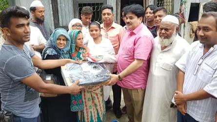ল্যাপটপ ও ঈদ উপহার নিয়ে প্রতিবন্ধী কলেজ ছাত্রীর বাড়িতে এমপি