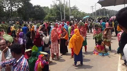 বকেয়া বেতনের দাবিতে শ্রমিকদের মহাসড়ক অবরোধ