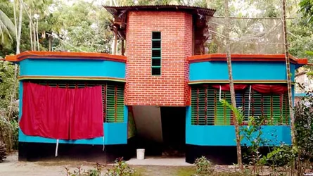 এই বাড়ির মালিক ভিজিডি’র চাল তুলে খাওয়ান হাঁস-মুরগি ও কবুতরকে