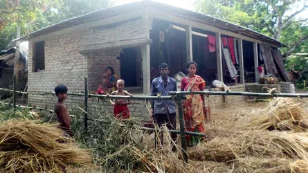 ক্ষোভের বেড়ায় গৃহবন্দী এই পরিবার