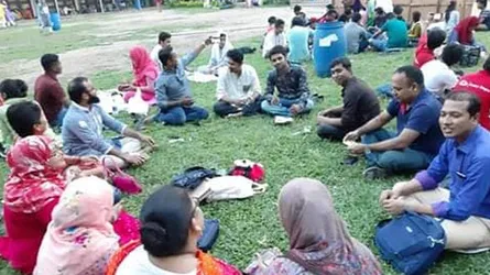 টিএসসিতে তারুণ্যের আড্ডা মুখর ইফতার