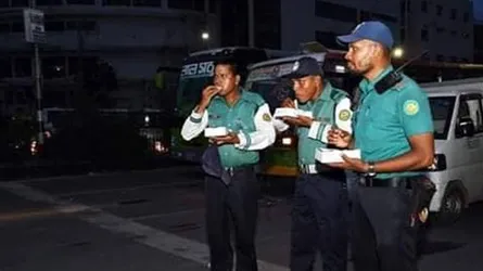 এক হাতে ইফতার আরেক হাতে সিগনাল