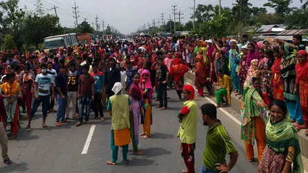 ভালুকায় বেতন বোনাসের দাবিতে শ্রমিকদের মহাসড়ক অবরোধ