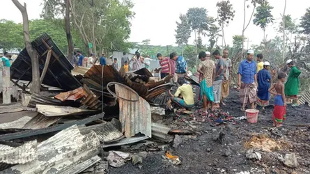 ভোলায় অগ্নিকাণ্ডে ১৬ দোকান পুড়ে ছাই