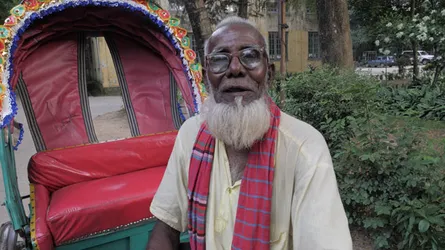 ৯০ বছর বয়সেও রিকশা চালাতে হয় বৃদ্ধ জয়নালের