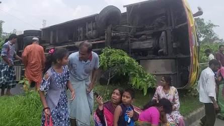 মিরসরাইয়ে বাস উল্টে নিহত ১