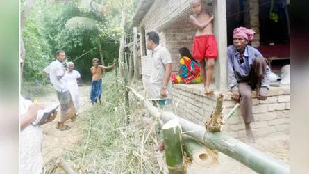 বাঁশের বেড়ায় গৃহবন্দী পরিবার!