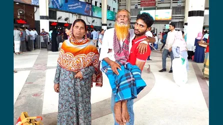 বাবাকে কোলে নিয়ে বাড়ি যাচ্ছে পল্লব