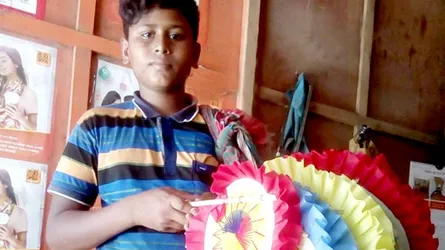 মায়ের তৈরী হাতপাখা বিক্রি করে ঈদের জামা কিনবে হাসান