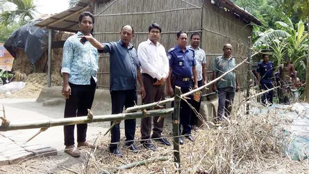 বালিয়াকান্দিতে সেই বাঁশের বেড়া সরিয়ে দিয়েছে প্রশাসন