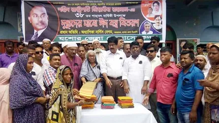দুস্থ্যদের মাঝে স্বেচ্ছাসেবক দলের ঈদবস্ত্র বিতরণ