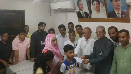 গুম খুন হওয়া নেতাকর্মীদের স্বজনদেরকে স্বেচ্ছাসেবক দলের আর্থিক সহায়তা