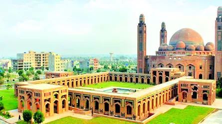 ৪০ লাখ টাইলস দিয়ে তৈরি জামিয়া মসজিদের গম্বুজ
