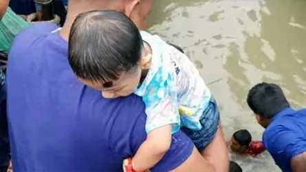 লঞ্চে উঠতে গিয়ে নদীতে পড়ে গেল মা ও শিশু