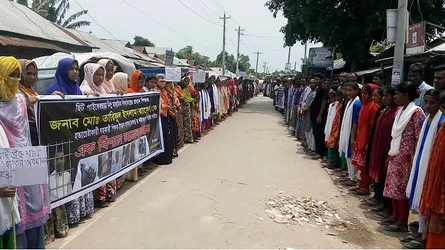 ভূরুঙ্গামারীতে প্রধান শিক্ষকের উপর সন্ত্রাসী হামলাকারীর শাস্তির দাবিতে মানববন্ধন