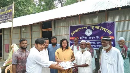নিরাপদ বৃদ্ধাশ্রম পরিদর্শন করলেন ডিসি