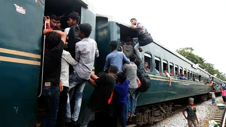 ভোগান্তি নিয়েই মানুষ ছুটছে প্রিয়জনের কাছে