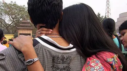 ৪ সন্তানের জনক পরকীয়া প্রেমিকের হাত ধরে উধাও ৪ সন্তানের জননী