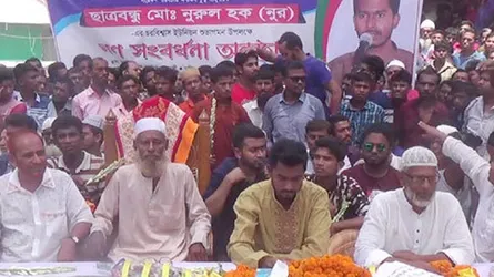 নিজের চেয়ারে বাবাকে বসালেন ডাকসু ভিপি নূর