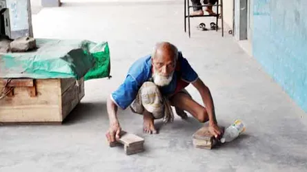 মেয়ের তাড়িয়ে দেয়া সেই বাবা মারা গেলেন টয়লেটের পাশে