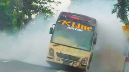 ঢাকা-আরিচা মহাসড়কে এসি বাসে আগুন