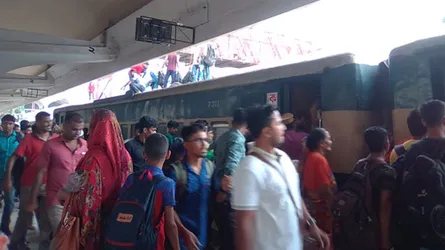 ছাদে উঠতে দেয়া হয়নি ট্রেন যাত্রীদের