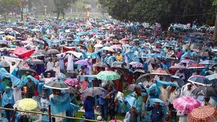 বৃষ্টির মধ্যেই বিপুল উদ্দীপনায় ঈদের জামাত