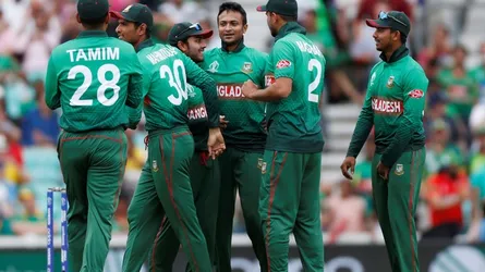 কিউই শিবিরে সাকিবের জোড়া আঘাত