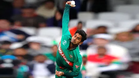 মিরাজের জোড়া আঘাতে ম্যাচে উত্তেজনা