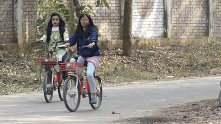 ঢাকার রাস্তায় নারী সাইক্লিস্টের সংখ্যা কম কেন?