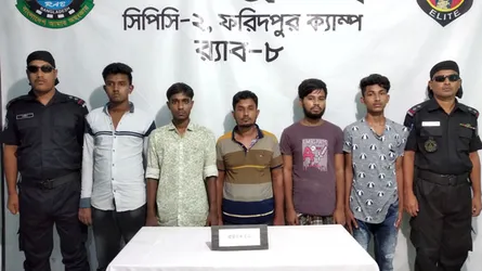 ফরিদপুরে বিকাশ প্রতারক চক্রের ৫ সদস্য গ্রেফতার